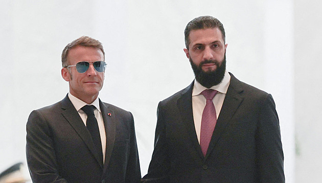 Macron kolonialista. Kritizují ho za plán obnovy francouzské křesťanské školy v Sýrii