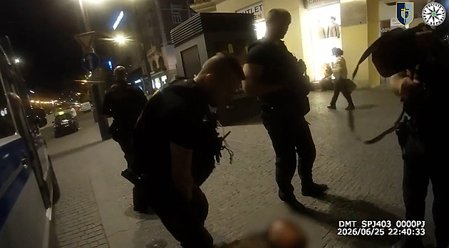 VIDEO: Hele, já se tě nebojím, vyskakuje muž na policistu. Vmžiku leží a zkrotne
