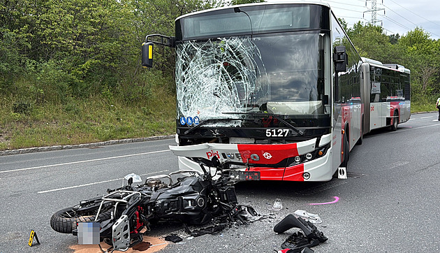 Motorkářský pár narazil v Praze do autobusu a skončil v trauma centru