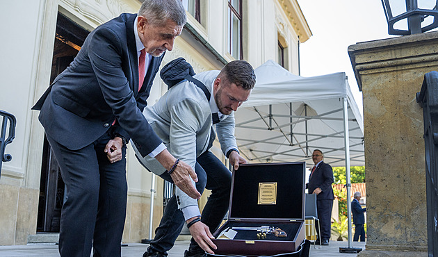 Netradiční dar od Erdogana. Pavel, Babiš a další dostali na summitu luxusní revolvery