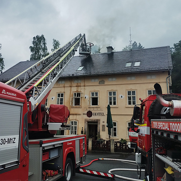Hořící fritéza způsobila požár v hotelu na Děčínsku. Evakuovalo se osm lidí