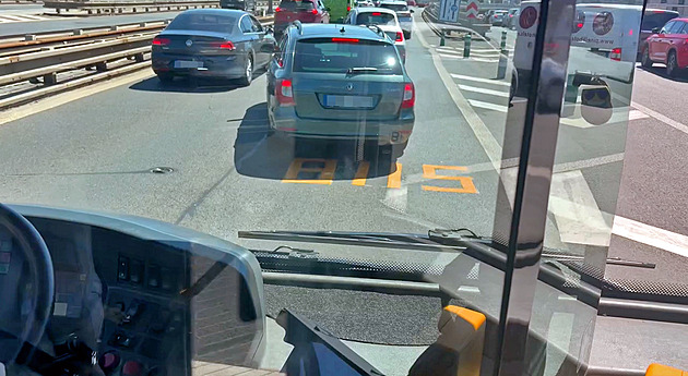 Jsou arogantní, troubí i na nás. Bezohlední řidiči ve špičce zdržují výlukové autobusy