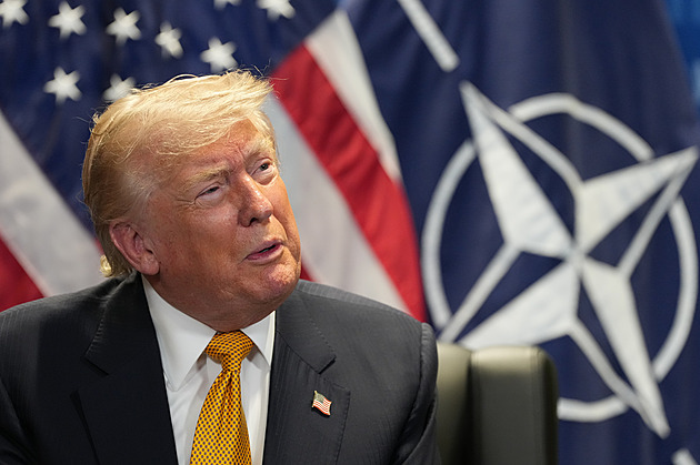 Ovládal čtecí zařízení a sázel, co řekne Trump. Vydělal miliony, Bílý dům jej suspendoval