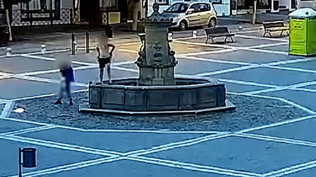 Opilí mladíci dováděli u kašny v centru města. Svlékali se, jeden do ní taky skočil
