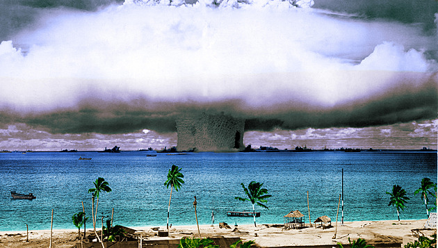 Na lodě uvázali kozy a odpálili atomovku. Pentagon z výbuchu na Bikini udělal show