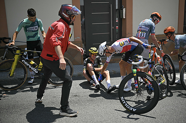 Are There More Crashes? VeloViewers Are Also a Risk, Says Andrle. He Wouldn't Rule Sagan Out of Tour Incidents | iDNES.c