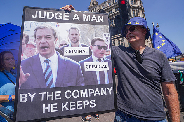 Peníze pošle táta. Falešný dárce tajně natočil Farage, jak chce obejít zákon
