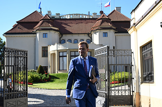 Babiš zhodnotí, jak se vládě daří plnit program. Střídají se u něj ministři