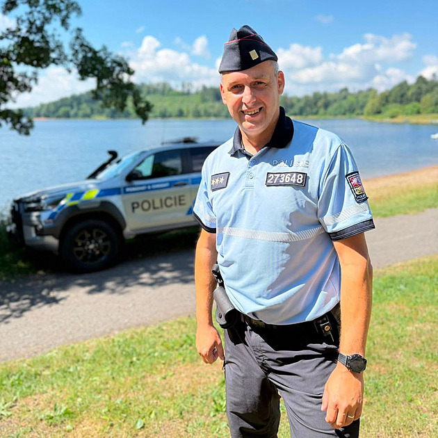 Muž bezvládně ležel pod hladinou, zachránili ho policista v civilu s manželkou