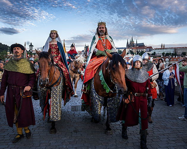 OBRAZEM: „Karel IV.“ překročil Vltavu. Lidé v Praze slaví výročí založení Karlova mostu