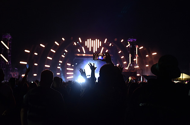 GLOSA: Úvod Beats for Love zaplavila voda, pak už úřadoval DJ Calvin Harris