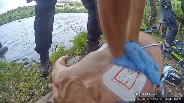 Spadl hlavou do vody a už téměř nedýchal. Opilého muže zachránili vodáci na kajaku