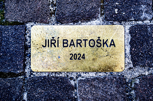 Jiří Bartoška Honored with Bronze Plaque on Karlovy Vary's Walk of Fame