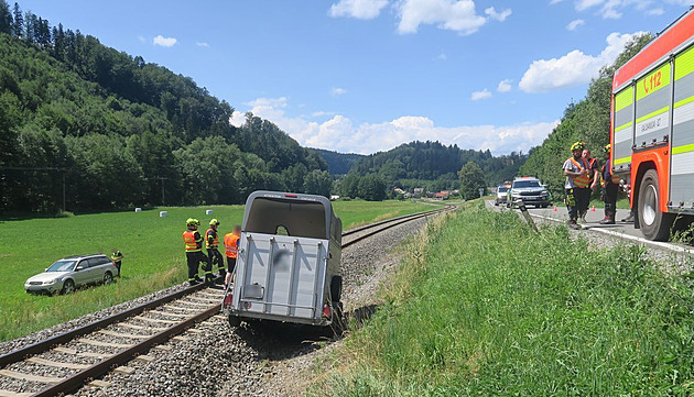 Od auta se za jízdy odpojil přívěs a najel na násep trati, na hodinu zastavil vlaky