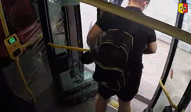 VIDEO: Muž nejprve v klidu popíjel brčkem drink, při výstupu vysklil dveře autobusu