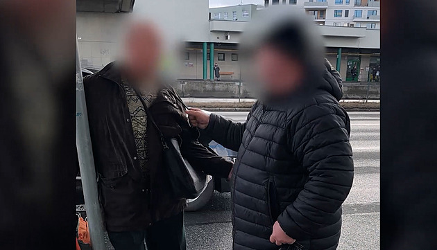 VIDEO: Prošlý lístek, zlomená žebra. Policie hledá svědky hádky revizora s cestujícím