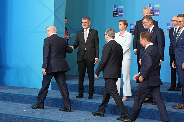 Babiš si po společné fotce potřásl rukou s Trumpem. Pohovořil s ním už na večeři