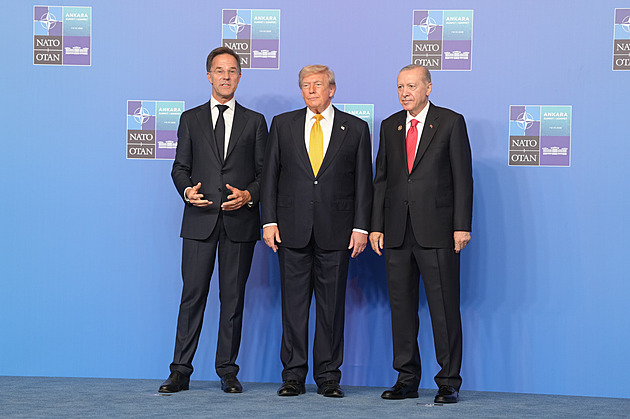 Zbraně pro Ukrajinu nakupují od USA skoro všichni. Kromě Česka a pár dalších