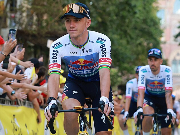 Remco Evenepoel ze st�je Red Bull - BORA - hansgrohe p�ij�d� na slavnostn�...