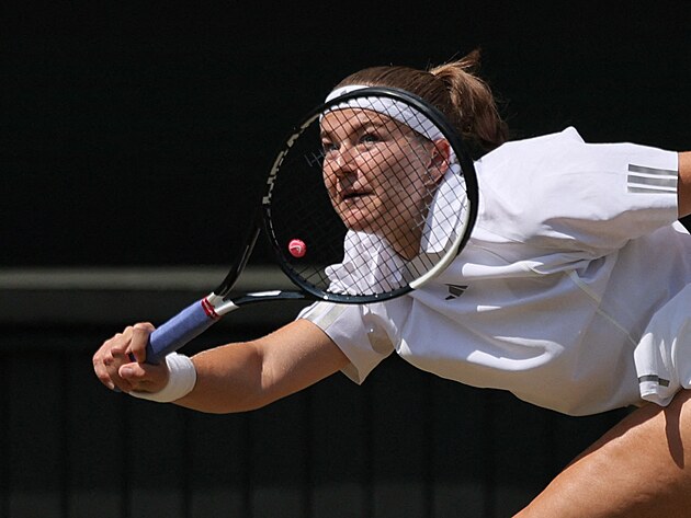 Karol�na Muchov� v semifin�le Wimbledonu.