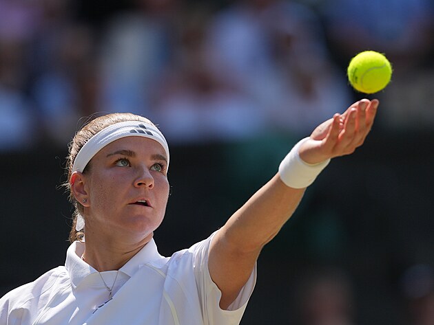 Karol�na Muchov� serv�ruje v semifin�le Wimbledonu.