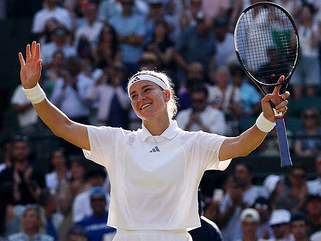 Karol�na Muchov� slav� v�hru ve �tvrtfin�le Wimbledonu.