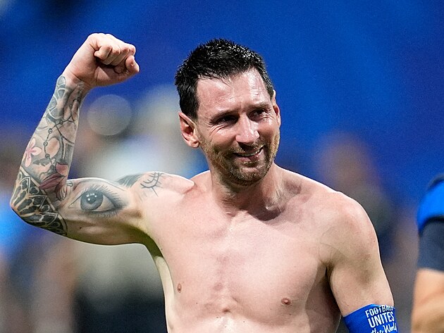 Argentinský útočník Lionel Messi v slzách po výhře nad Egyptem.