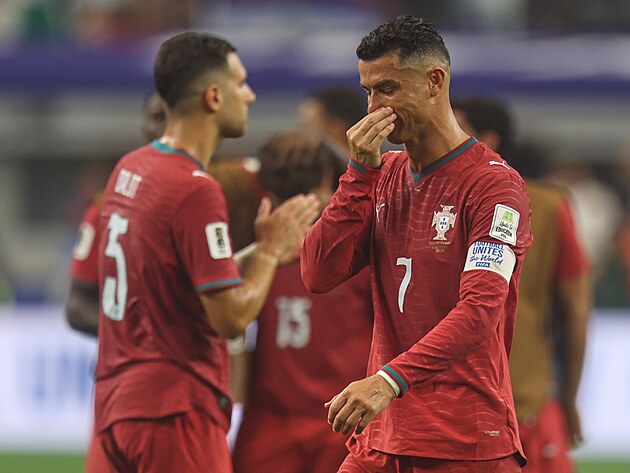 Portugalský útočník Cristiano Ronaldo v slzách po prohraném zápase se...