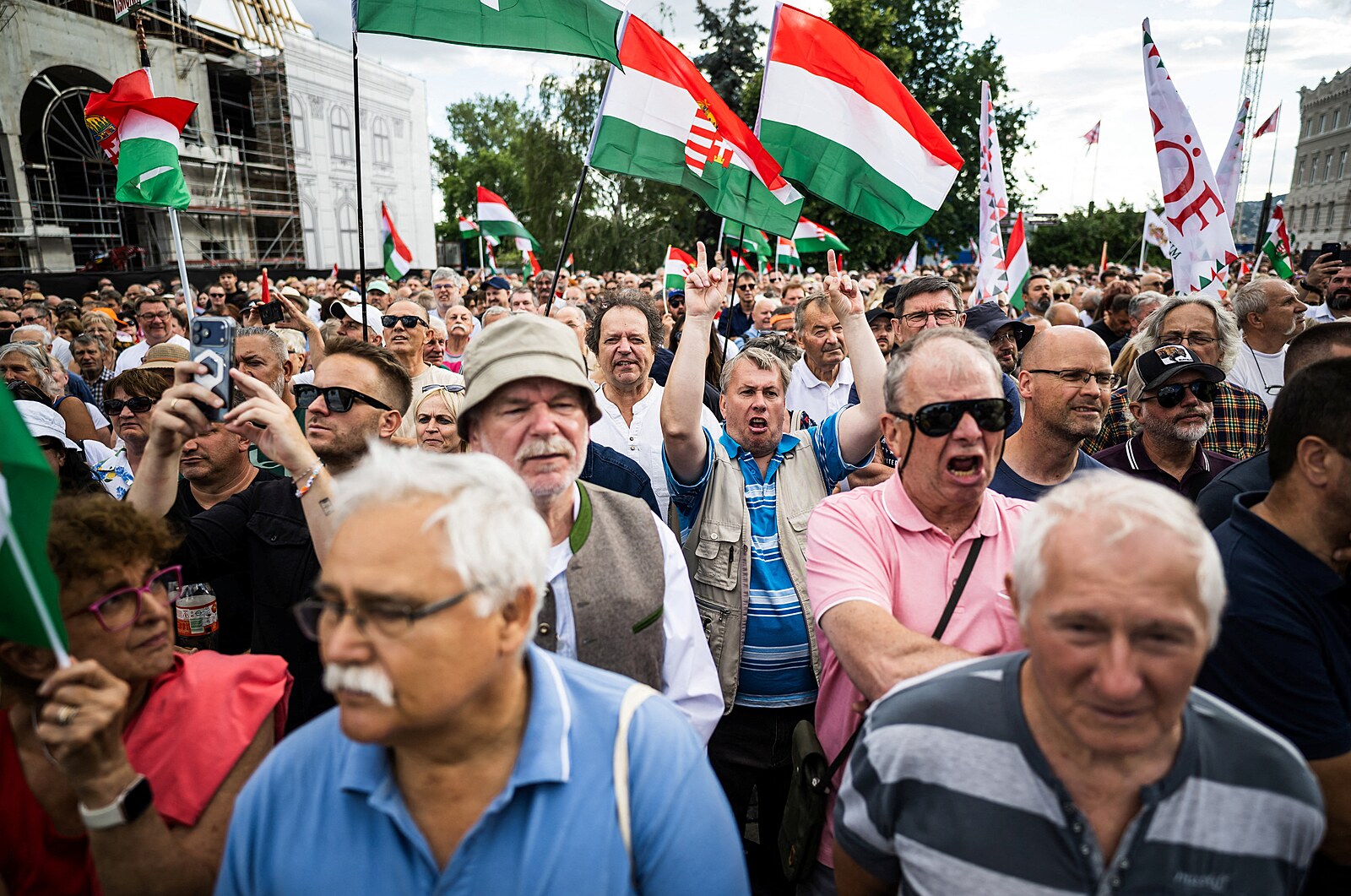 Prezidenta nechte být. Tisíce Maďarů vyšly do ulic, protest podpořil Orbán