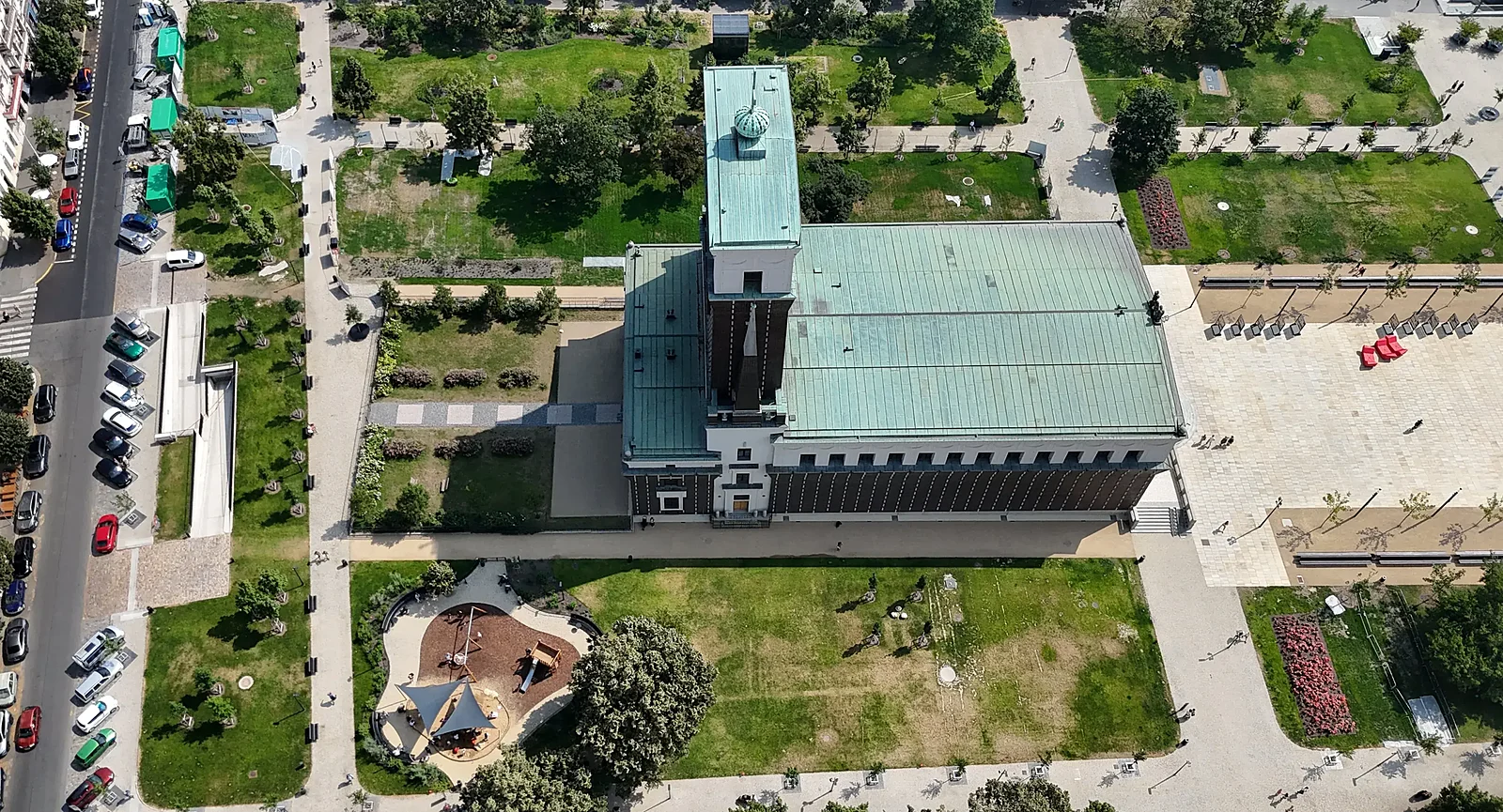 Zrekonstruovaný Jiřák pohledem z dronu. Dominuje kostel, dlažba i červené lavičky