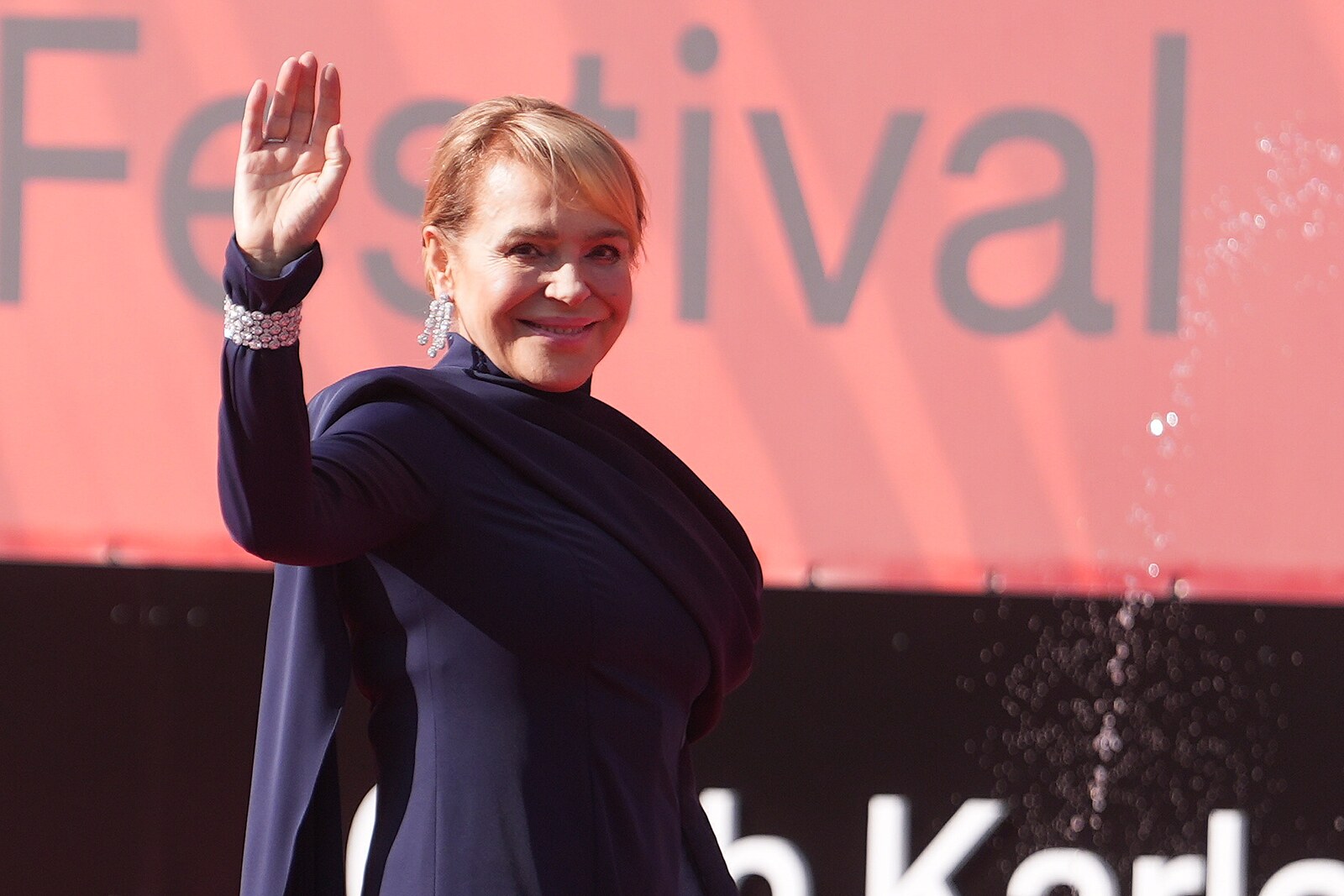 Jak paní Dáša předala Havlovu cenu paní Dáše. A co Havlíčkův dvakrát natržený zadek? | Názory