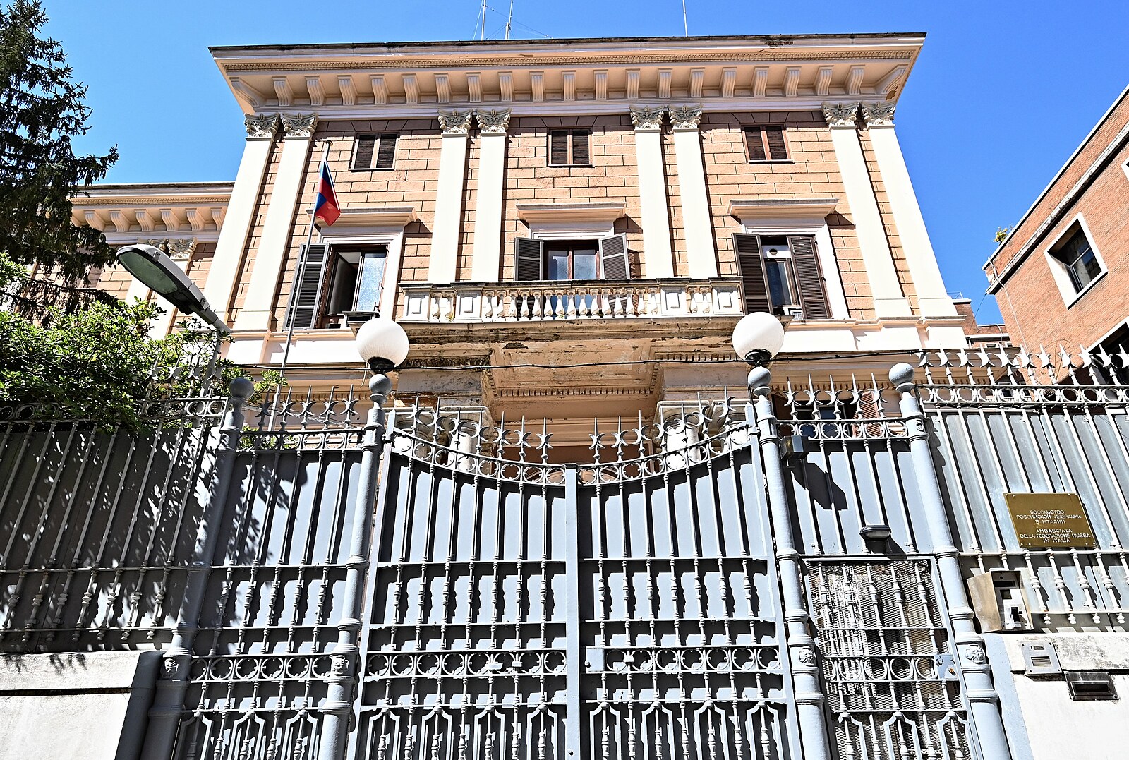 Řím kvůli špionáži vyhostí přidělence na ruské ambasádě, Kreml slíbil odvetu
