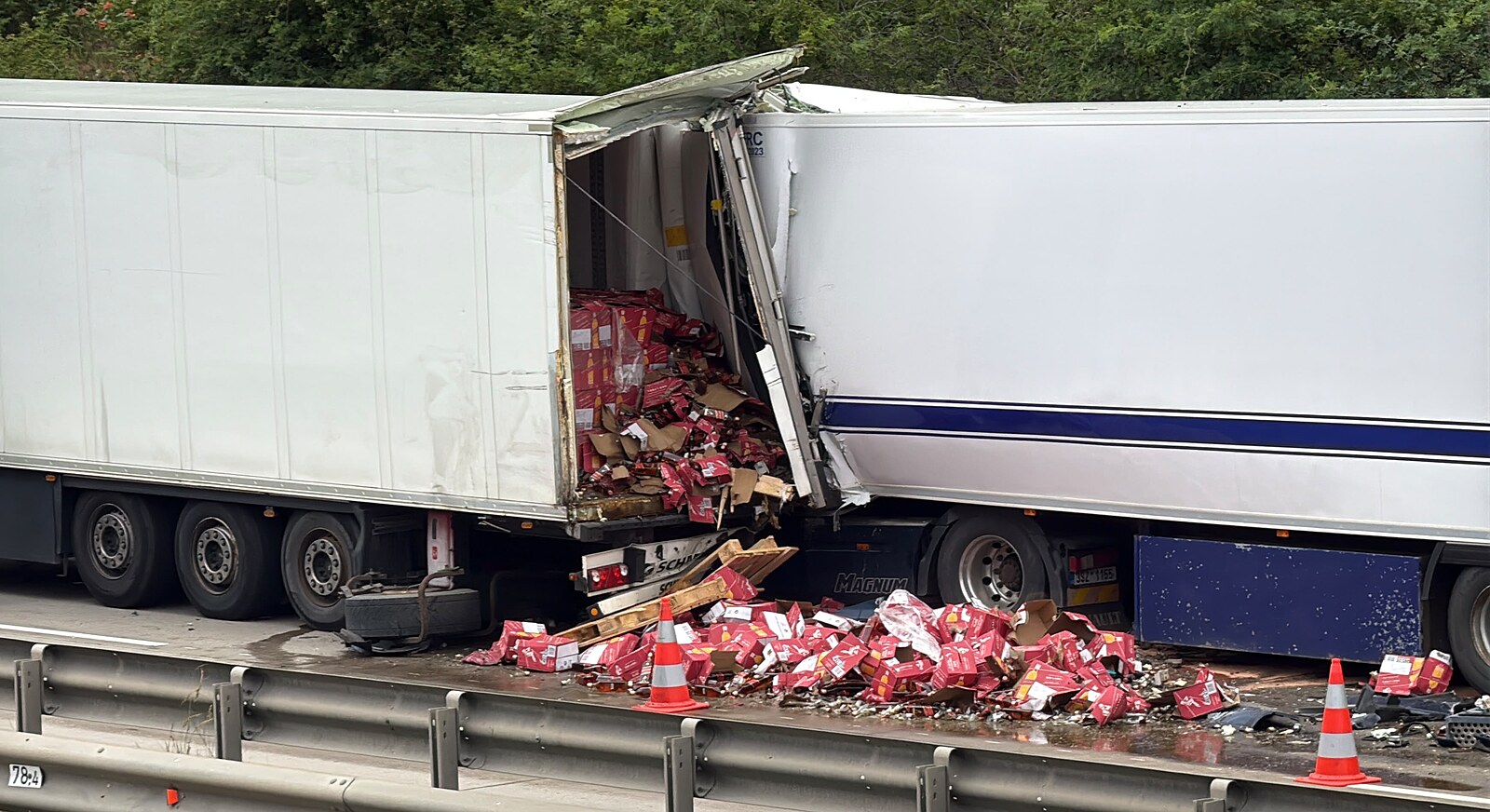 Tragická nehoda tří kamionů na Pražském okruhu. Jeden řidič zemřel