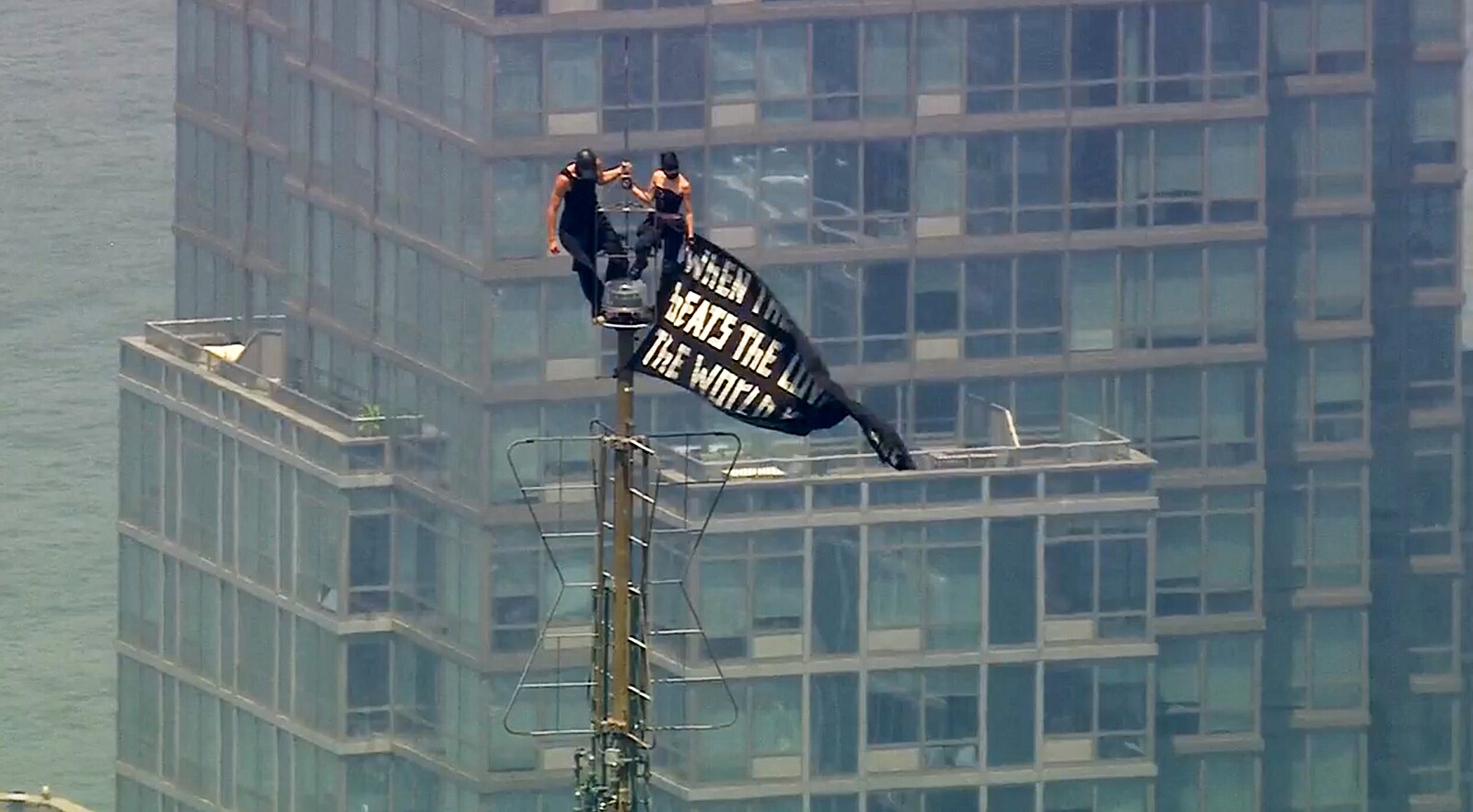 Vyšplhali na vrchol Empire State Building a zasnoubili se, zatkla je policie