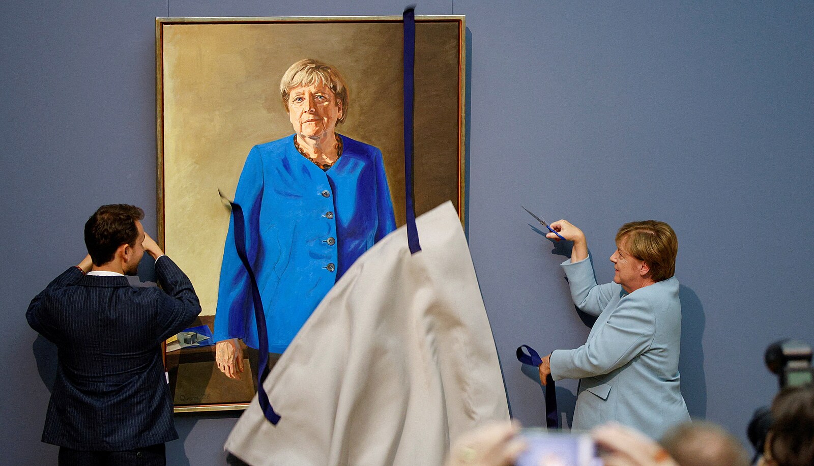 Merkelová odhalila svůj portrét do galerie kancléřů. Chybí její typický kosočtverec