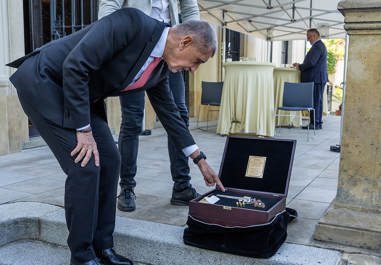Netradiční dárek od Erdogana. Lídři při odjezdu ze summitu NATO řešili, co s luxusními revolvery
