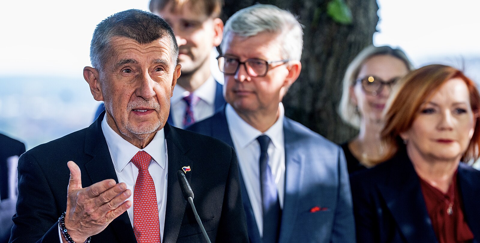Je to past, snížit deficit za rok z 310 na 150 miliard nejde, zlobí se Babiš