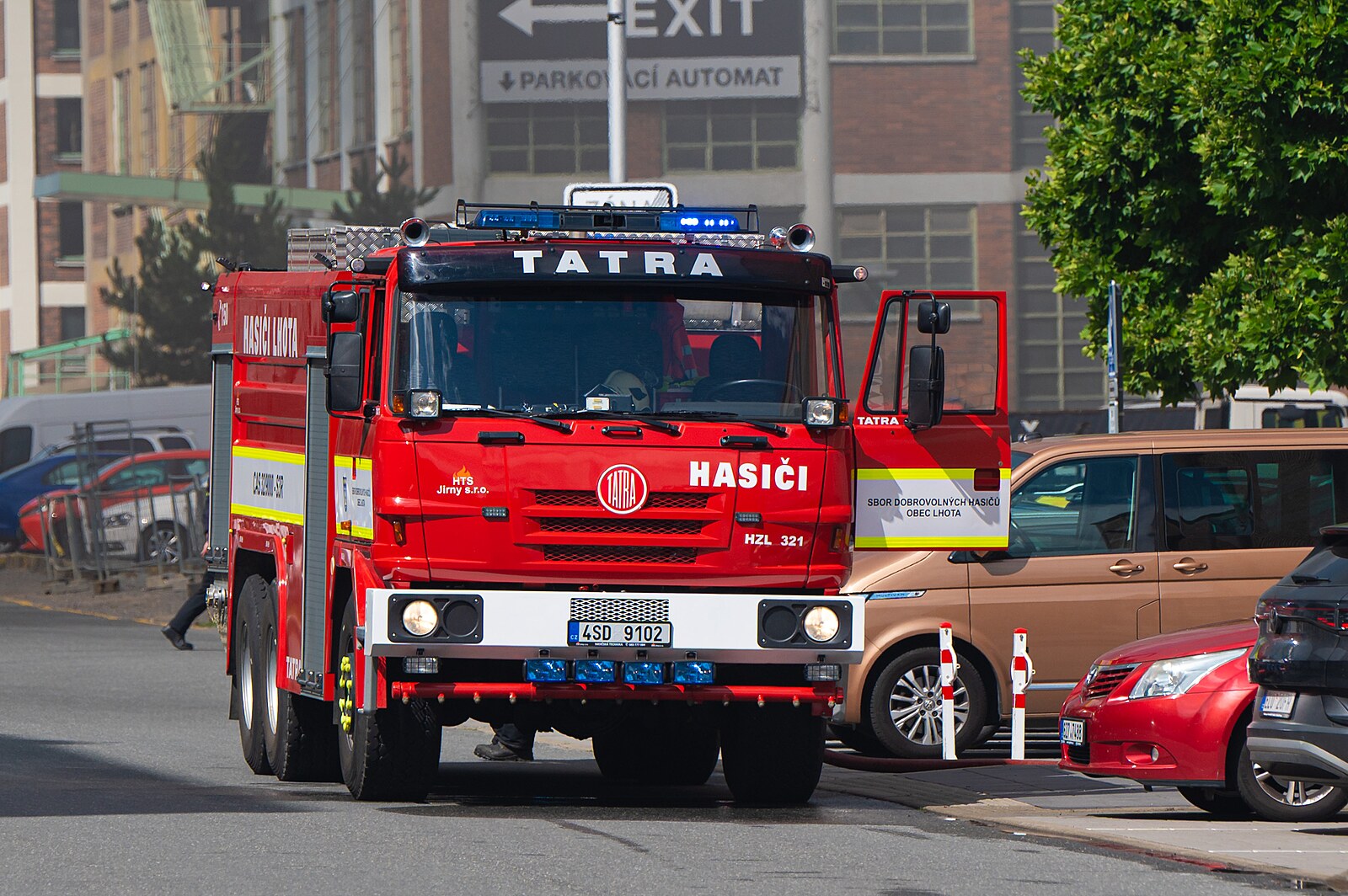 Hasiči zasahovali u dalšího požáru na Zlínsku. Hořela hala s chemickými látkami
