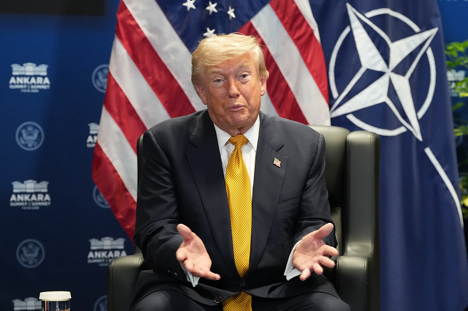 Trump: Staneme se strážcem Hormuzu. A měli bychom za to dostat hodně peněz
