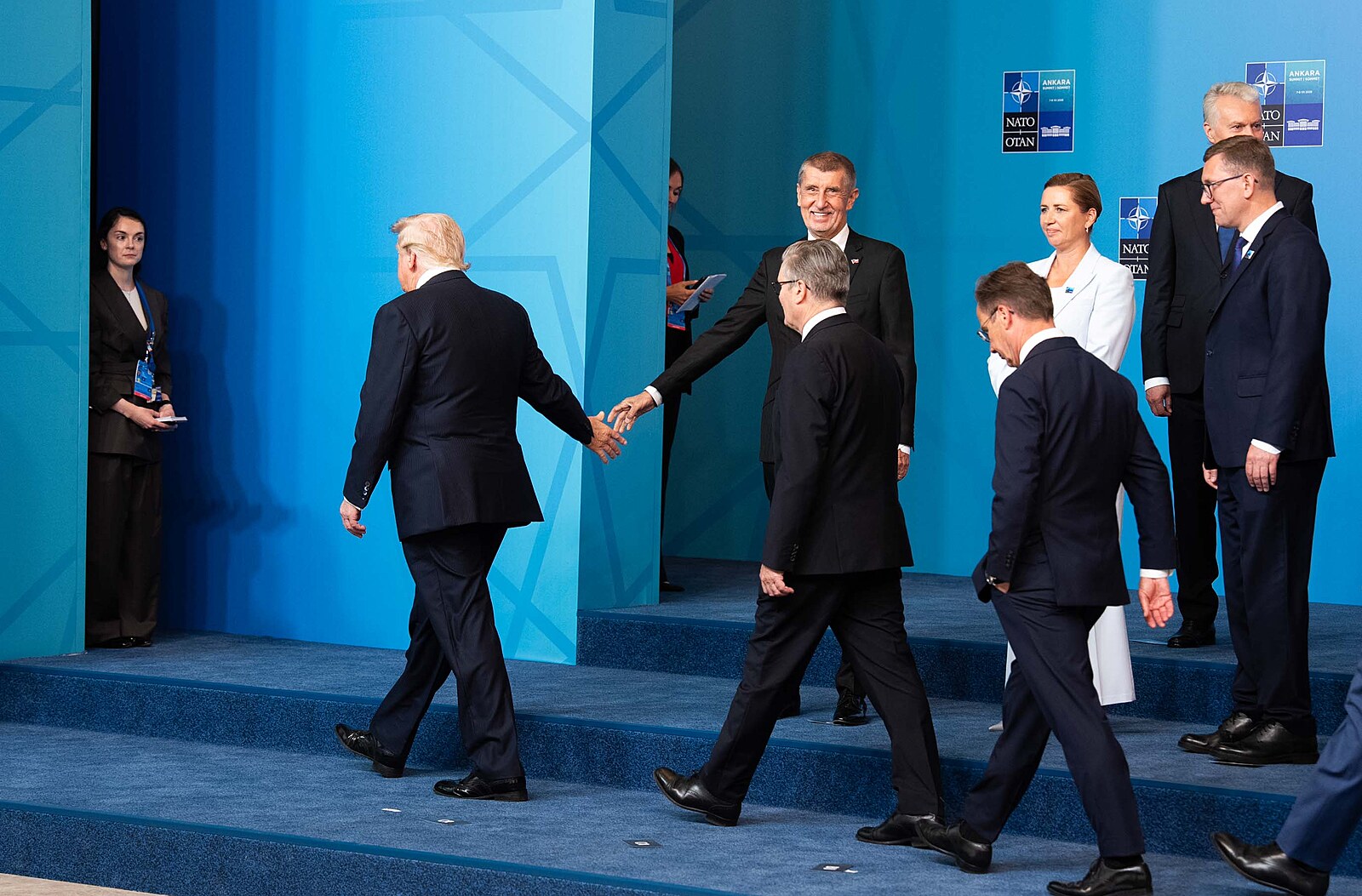 Podání ruky s Trumpem, pohotový Zelenskyj. Jaký byl druhý den summitu