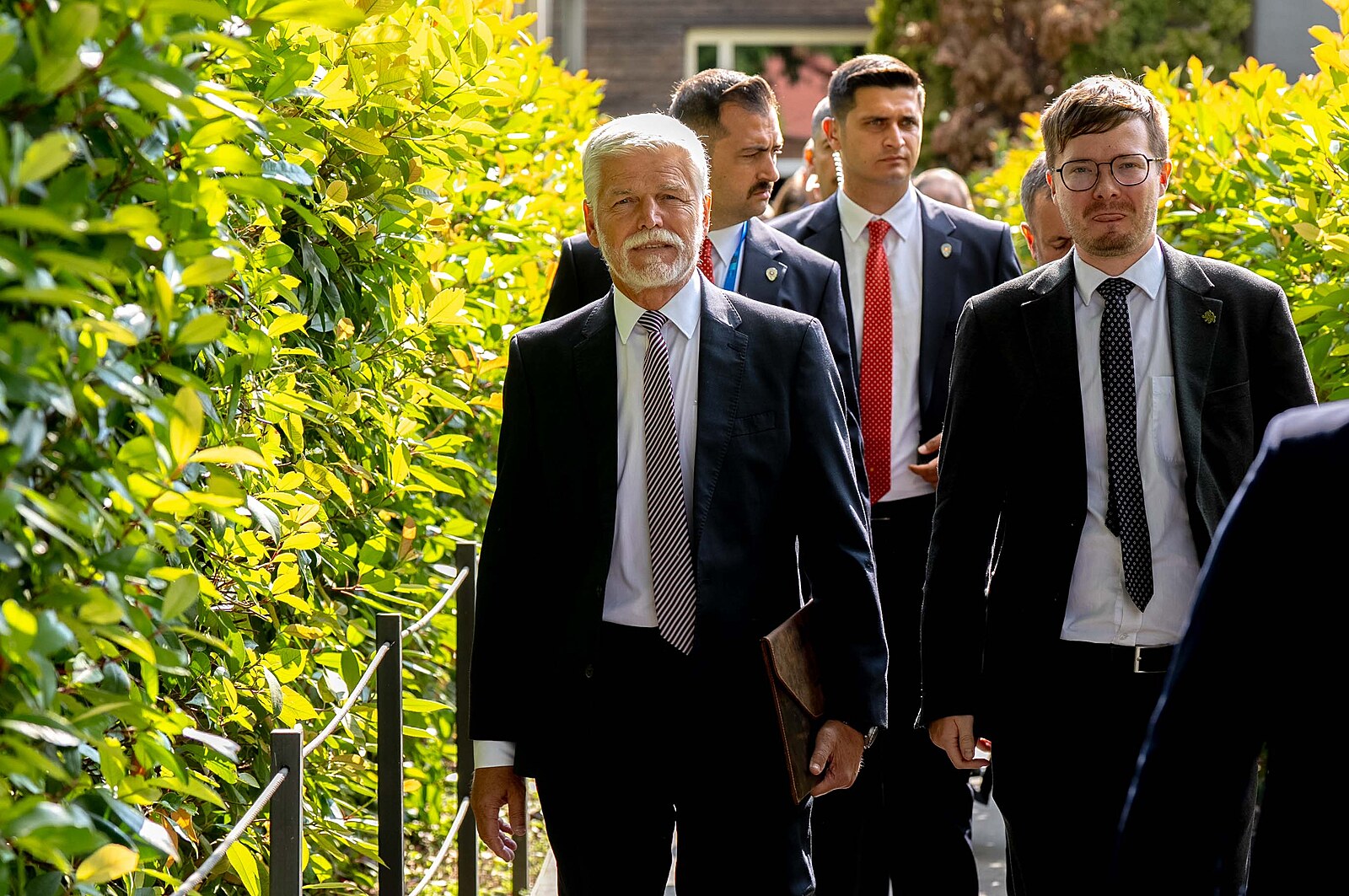Obskurní hádka, Česko vyslalo na summit dvě soupeřící delegace, píší v zahraničí