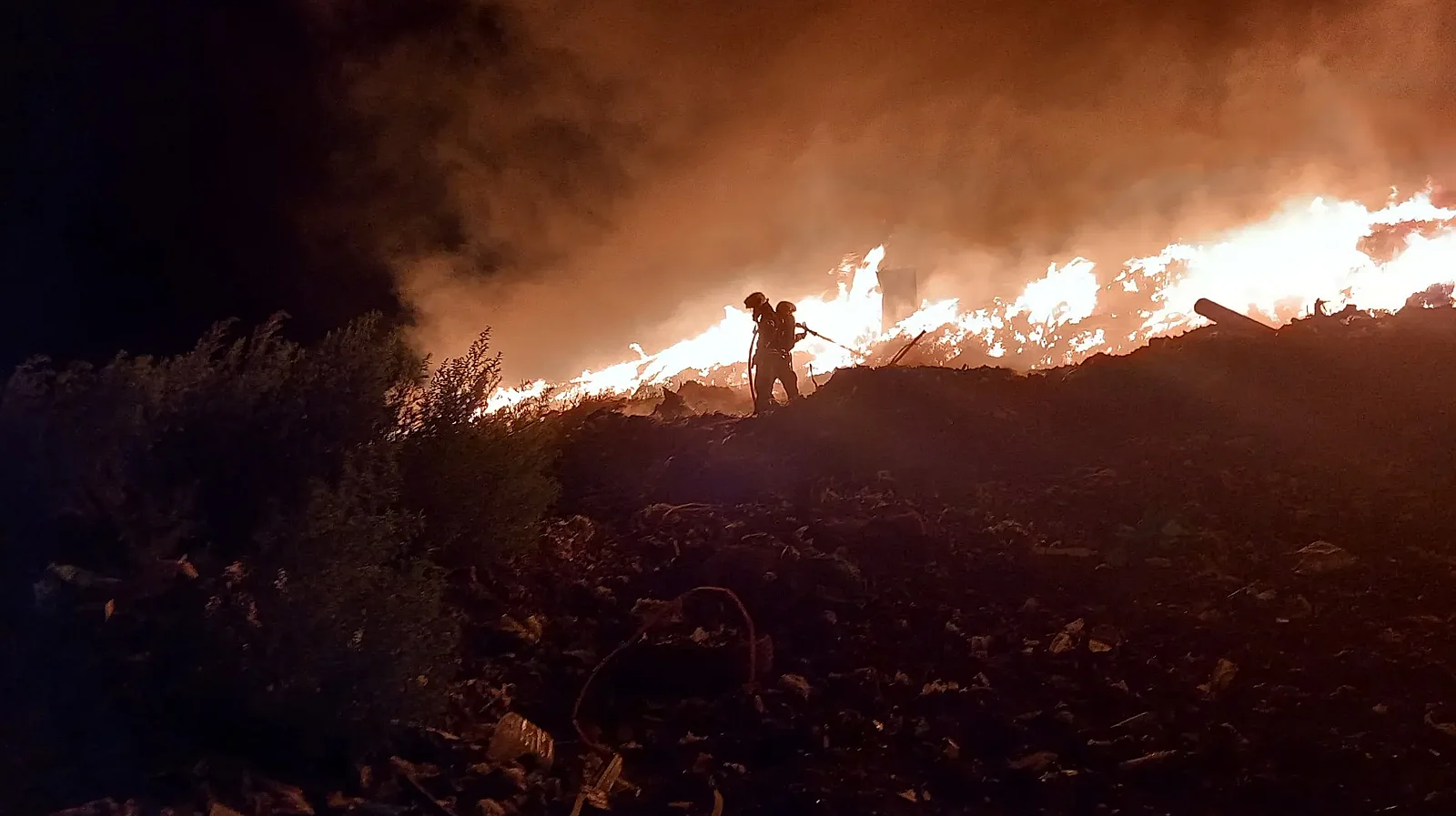 U Znojma uhořel muž. Skládku na Brněnsku hasili devět hodin, dva hasiči se zranili