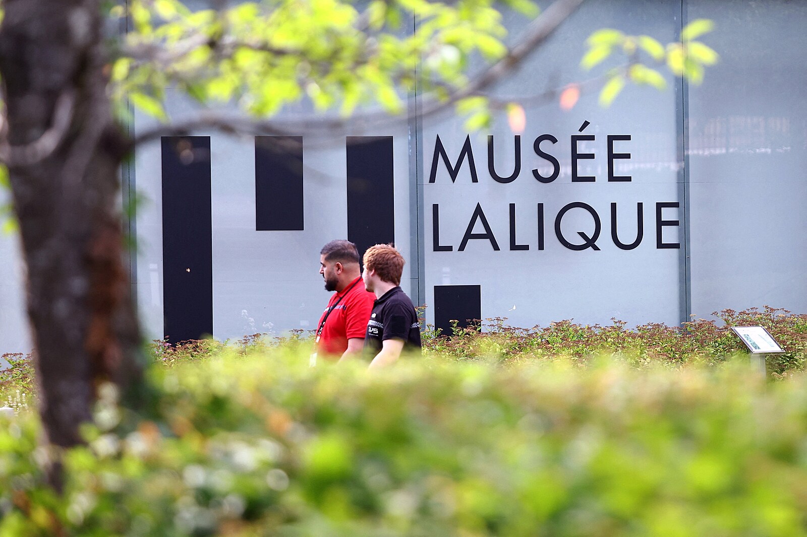 Nejen Louvre. Lupiči ukradli z muzea Lalique na francouzském venkově šperky za 4,5 milionu eur