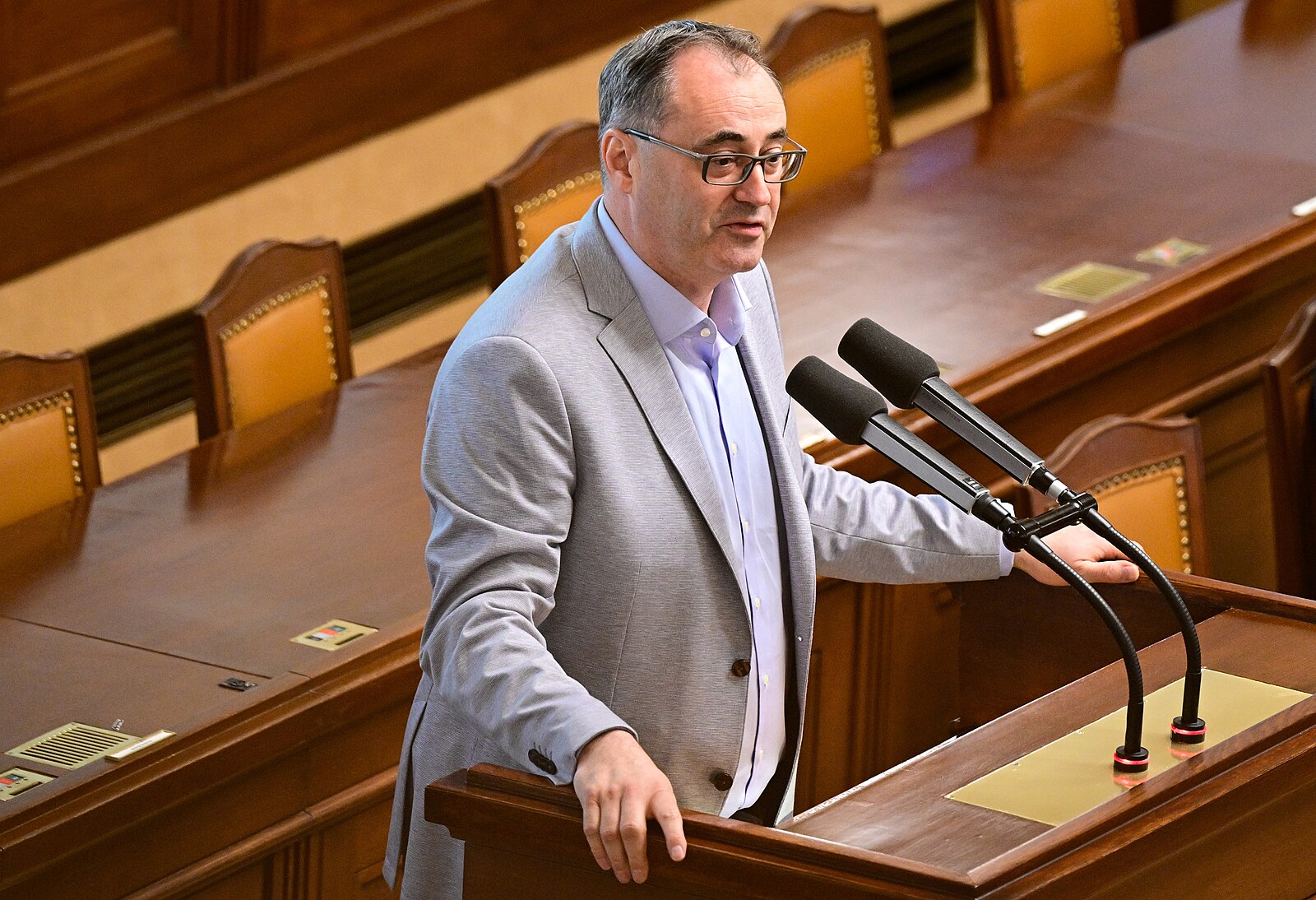 Poslanci si alkohol nezakázali. Je dostupný na všech pracovištích, tvrdí ministr Šťastný