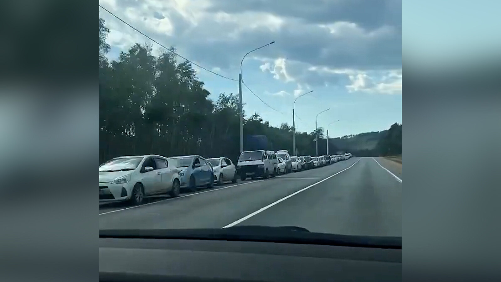 Fronty na ruských pumpách jsou vidět z vesmíru, na pořádek dohlížejí i kozáci