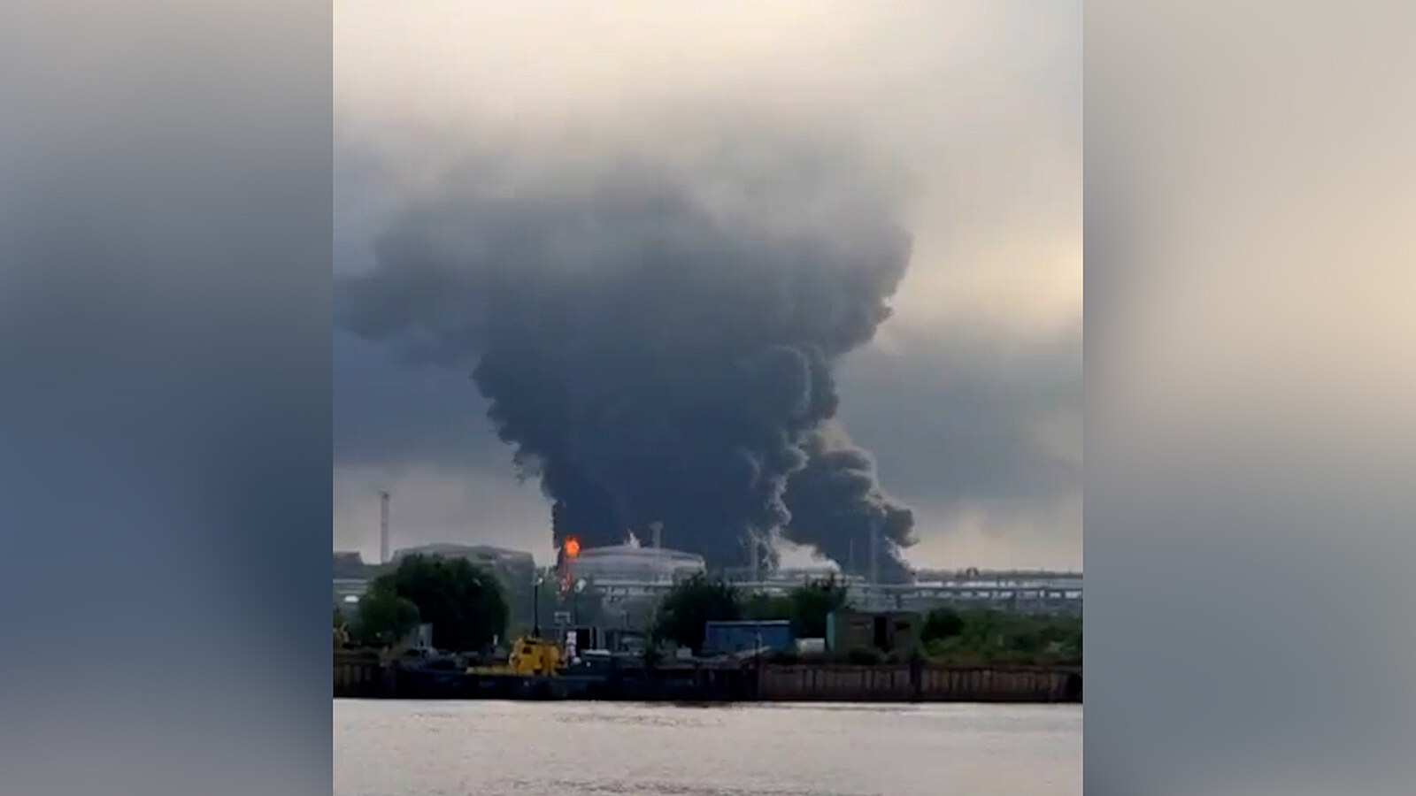 VIDEO: Ukrajinské drony zasáhly ropný terminál v Petrohradu. Vypukl požár