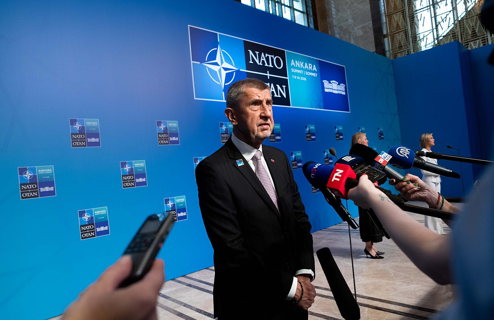 Summit NATO: Premiér Babiš seděl na neformální večeři se Zelenským
