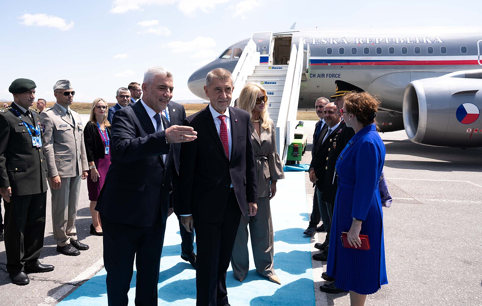 První odletí Babiš, Pavel pak odtajní svůj program. Začíná summit NATO v Ankaře