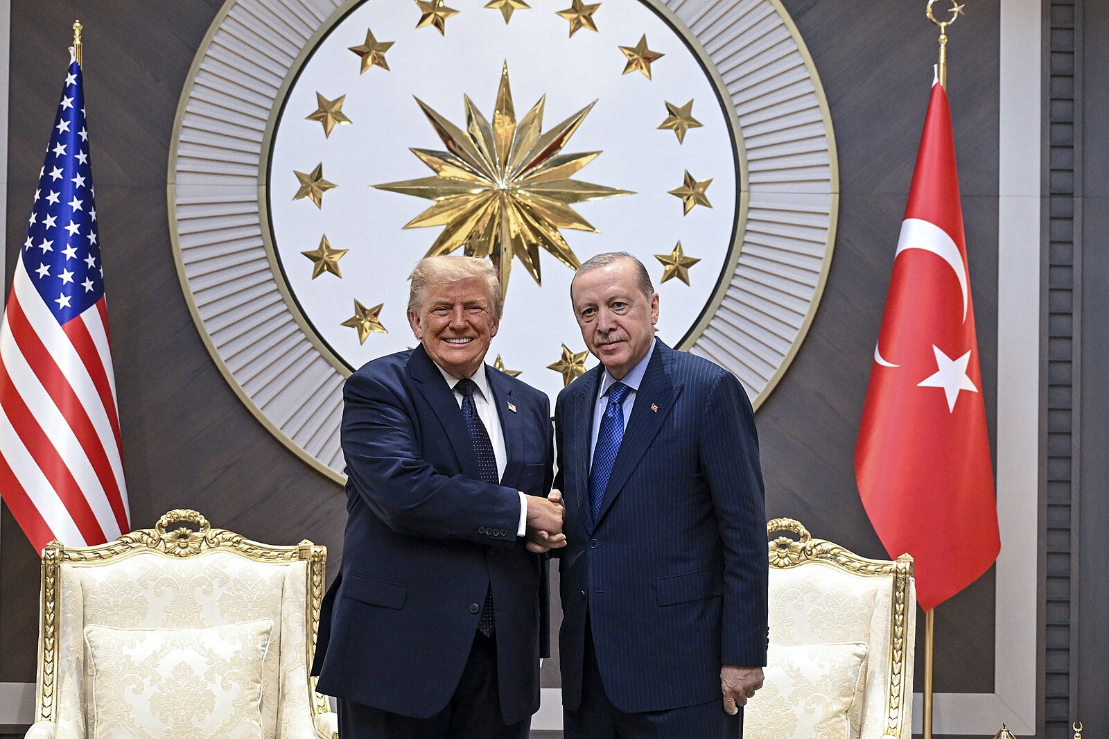 Měli bychom kontrolovat Grónsko, ale poškodilo by to vazby v NATO, řekl Trump