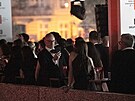 Ministr �kolství, mláde�e a t�lovýchovy Robert Plaga (ANO) fotografuje man�elku...